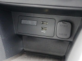 CD/DVD再生プレーヤーは装備されておりませんがフルセグTVチューナー、USB端子やブルートゥースオーディオは備えています。