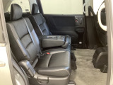 2列目シートは背もたれの角度調節ができるベンチシートになっております。長距離運転になってもゆったりとできるように、カップホルダー付きアームレストがついてます。