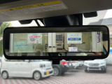 【スマートリヤビューミラー】後席の大きな荷物や同乗者で後方が確認しづらい時でも安心!カメラが撮影した車両後方の映像をルームミラー内に表示。クリアな視界で状況の確認が可能です!