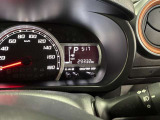 視認性に優れたメーターを採用しており、走行中でも車速や情報が分かりやすく表示されます。運転時の視線移動をむりのない範囲に抑え、快適で安心感のあるドライブをサポートします。