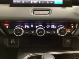 オートエアコンがついてます。左右独立で温度設定のできるデュアルオートエアコンです。パネル内のシートヒータースイッチは前席の左右別々に温度設定ができます。