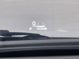 【ヘッドアップディスプレイ】現在の速度や走行情報をデジタル表示で運転席前方のガラスに投影!運転中、目線をずらさず必要な情報を確認できるのでとっても便利で安心!