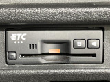 【ETC】有料道路を利用する際に料金所で停止することなく通過できる、ETC車載器(ノンストップ自動料金収受システム機器)が装備されています。セットアップを行うことで利用可能になります。