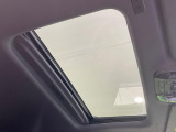 【サンルーフ】開放感たっぷりの希少装備、サンルーフが装着されています!車内に明かりを取り入れたり景色を楽しむ以外にも、車内の空気も簡単に換気できて快適です!