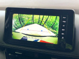 【バックカメラ】駐車時に後方がリアルタイム映像で確認できます。大型商業施設や立体駐車場での駐車時や、夜間のバック時に大活躍!運転スキルに関わらず、今や必須となった装備のひとつです!