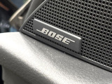 【BOSEサウンドシステム】メーカーオプションの高品位サウンドシステムを搭載。専用のチューニングが施された大小様々なスピーカーから良質なサウンドが奏でられ、臨場感あふれる音響空間を演出します。