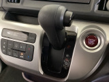 CVT車のセレクトレバーです。低速から高速まで、変速ショックのないスムーズな走りを実現するとともに、エンジン効率のよい領域を維持することで燃費にも貢献します。