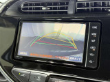 【バックガイドモニター】車両後方の映像をナビ画面に表示し、駐車などの後退操作をサポートします。