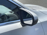 【ブラインドスポットアシスト】走行中車両の斜め後ろの死角エリアをモニタリングし、ドアミラー内蔵のインジケーターを点灯させて注意喚起し、安全な走行のサポートをします。