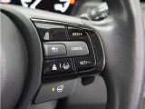 ◆アダプティブクルーズコントロール◆予め設定した車速内でクルマが自動的に加減速。前走車との適切な車間距離を維持しながら追従走行します。【LKAS】車線維持支援システムでステアリング操作を支援。