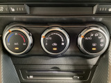 空調スイッチ類は最近流行のタッチパネル式ではなく、運転中でも直感的に操作できるダイヤル式を採用しております。