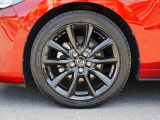 18インチ純正アルミホイールを装備。タイヤサイズは215/45R18となります。