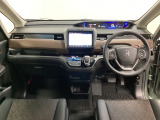 車内は光触媒抗菌消臭施工済です。インパネ周りはスタイリッシュなデザインで機能や装備も充実しています。グローブボックスやカップホルダーのほかにトレーなどたくさんの収納スペースが付いています。