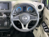 インテリアに合わせたデザインのステアリングは、運転される方のことも考え、運転しやすい形状、大きさです。是非一度、実際に触ってお確かめください。