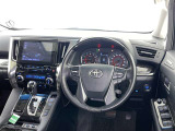 運転席まわりです。 各操作スイッチは使いやすい位置に配置されてます。