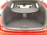CX-5のラゲッジルームは後席が4:2:4で分割が可能です。荷室側からもレバーを引くだけで可倒できます!新車時オプション装備の【パワーリフトゲート】付き!スイッチを押すだけで開閉が可能です!