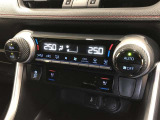 EVモード中でも、エンジンを可能な限り作動させず、省電力で車内を暖め、EV走行距離への影響の少ないヒートポンプオートエアコン!乗車前からエアコン操作が可能なリモートエアコンシステムも搭載!