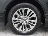 19インチアルミホイール(スーパークロームメタリック塗装)が装着されています。タイヤサイズ225/55R19