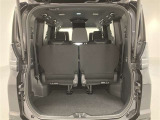 3列目シートは跳ね上げ式で折りたたみ可能です。キャンプ用品など大きな荷物もばっちり収納可能です。