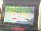 【バックカメラ】駐車時に後方がリアルタイム映像で確認できます。大型商業施設や立体駐車場での駐車時や、夜間のバック時に大活躍!運転スキルに関わらず、今や必須となった装備のひとつです!