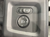 狭い駐車場で便利な電動格納ドアミラーが付いています。