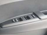 車の基本装備のひとつのパワーウインドウです。オート機能もあって、押し方の強弱で調整も出来ます。