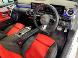 メルセデスのシートは、少し硬めに出来ておりますので、長時間の運転でも疲れにくく、安全にドライビングをお楽しみ頂けます