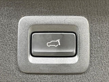 【パワーバックドア】スマートキーや運転席のボタンを押すだけでリアゲートが自動で開閉します!荷物を持っている時や、高い位置にあるバックドアを閉める際に便利な機能です♪