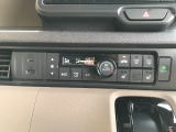 オートエアコン装着車で車内はいつも快適です!