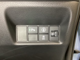 ハンドルの右側にはヘットライトリベライザーとHondaセンシング用のVSA解除スイッチなどがついています。ヘッドライトリベライザーは道路状況や積荷の加重に応じてライトの高さを調節できます。