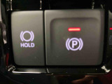 【電動パーキングブレーキ+オートブレーキホールド機能】 指先だけで簡単に操作が可能なパーキングブレーキ、スイッチを押すとブレーキペダルから足を離してもブレーキを保持できるオートブレーキホールド搭載。