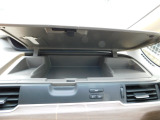 運転席前の物入です。手の届くところにありますので簡単に取り出せます。