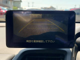 バックカメラで後方が移ります。駐車場や車庫入れの際に強い味方となります