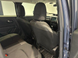 【リアシート】屋根までの高さがある車のため、大人の方でも圧迫感が少なく乗車出来ます。足元は広く取られているため、ゆったりとお乗り頂けます。