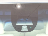 【ホンダセンシング】走行中に前方の車両等を認識し、衝突しそうな時は警報とブレーキで衝突回避と被害軽減をアシスト。より安全にドライブをお楽しみいただけます。