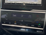 【オートエアコン】一度お好みの温度に設定すれば、車内の温度を検知し風量や温度を自動で調整。暑い&hellip;寒い&hellip;と何度もスイッチ操作をする必要はありません。快適な車内空間には必須の機能ですね♪