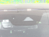 【i-ACTIVESENSE】走行中に前方の車両等を認識し、衝突しそうな時は警報とブレーキで衝突回避と被害軽減をアシスト。より安全にドライブをお楽しみいただけます。