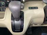 CVT車のセレクトレバーです。低速から高速まで、変速ショックのないスムーズな走りを実現するとともに、エンジン効率のよい領域を維持することで燃費にも貢献します。