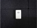 【スマートキー】鍵を持っているボタンを押すだけでエンジン始動。ドアの施錠もボタンを押すだけ。鍵は無くさない様にポケットに入れたまま。