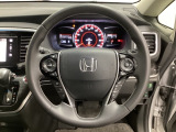ハンドルにHondaセンシング系のクルーズコントロールやレーンキープアシストなどのスイッチと、オーディオの操作スイッチが装備されています。ハンドルから手を離さず安全に操作できます。