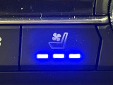 【シートベンチレーション】夏場は涼しい風でお尻や背中の熱やムレを防ぎ、冬はエアコンよりも早く温まってポカポカに!レザーシートにうれしい装備で、季節を問わず快適に過ごせます。