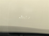 【カラーヘッドアップディスプレイ】ウインドシールドガラスの視野内に運転に必要な情報を投影します。視線移動が少なく済むのでわき見運転の防止にも貢献します。
