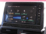 ナビゲーション+AV 2画面表示(デュアルウィンドウ)、地デジTV、FM/AM、Bluetooth Audio、microSDカード(音楽/動画ファイル再生)、ハンズフリーフォン、スマホでの地図更新が可能な高性能大型ナビです。