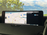 【12.3インチマツダコネクト】車内の雰囲気にマッチした大型ディスプレイ。スマホ接続でのナビ使用やBluetooth再生等、様々な機能が楽しめます。直感的なダイヤル操作が可能で、使い勝手も良好です。