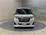 お車購入のポイントとなるフロントマスクです!シャープな目つきが印象的なデザインのヘッドランプです。
