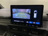 リバースギアに入れるだけで後方の表示へ切り替わります。夜間や雨の日の駐車も楽になりますよ。