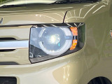 【LEDヘッドライト】悪天候や夜間走行時も良好な視界を確保し安心して運転できる高輝度LEDヘッドライトを装備!点灯速度が早く、消費電力も抑えられています。