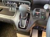シフトはインパネシフト、パーキングブレーキは電子制御なので運転席と助手席の間はすっきりしています。