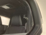 ブラインドスポットモニター(BSM)を装備しています。隣を走る車両が死角に入るとミラー内LEDインジケーターが点灯。さらに、ウィンカーを出すとインジケーターが光って点滅して注意を促してくれます。
