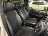運転席の画像です。足元やシートまわりに余裕があり、リラックスした姿勢で運転が可能です。視界も良好で操作系へのアクセスもしやすく、快適で安心感のあるドライブをサポートします。